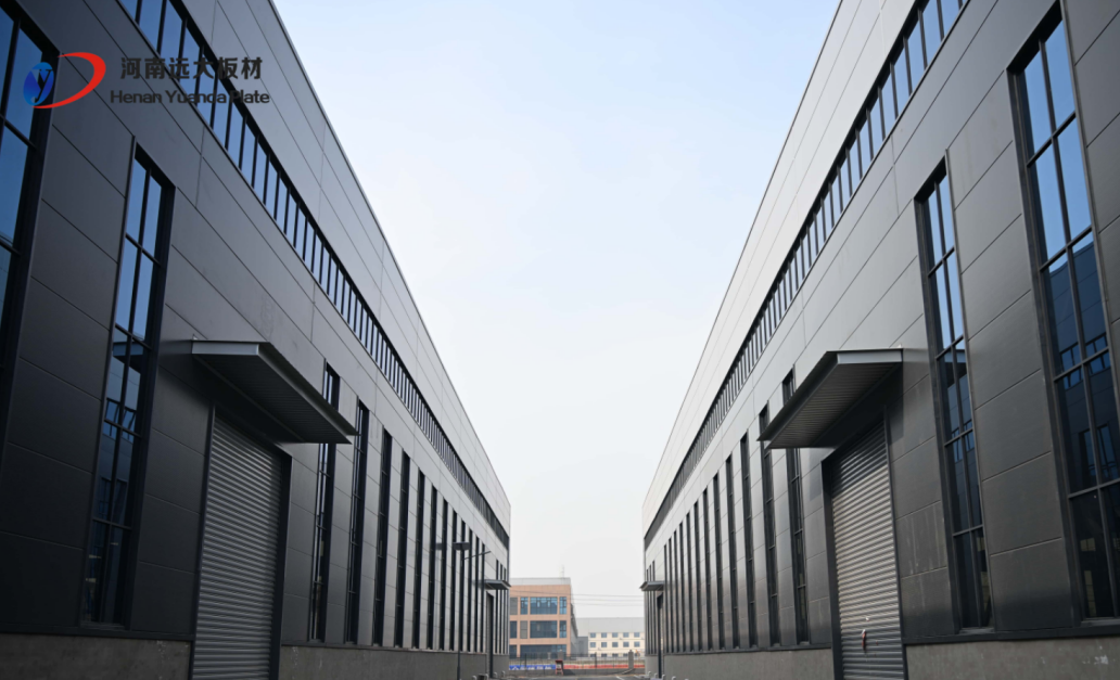 新建廠房外墻優(yōu)選材料：河南遠(yuǎn)大聚氨酯封邊巖棉板應(yīng)用案例（十六棟）