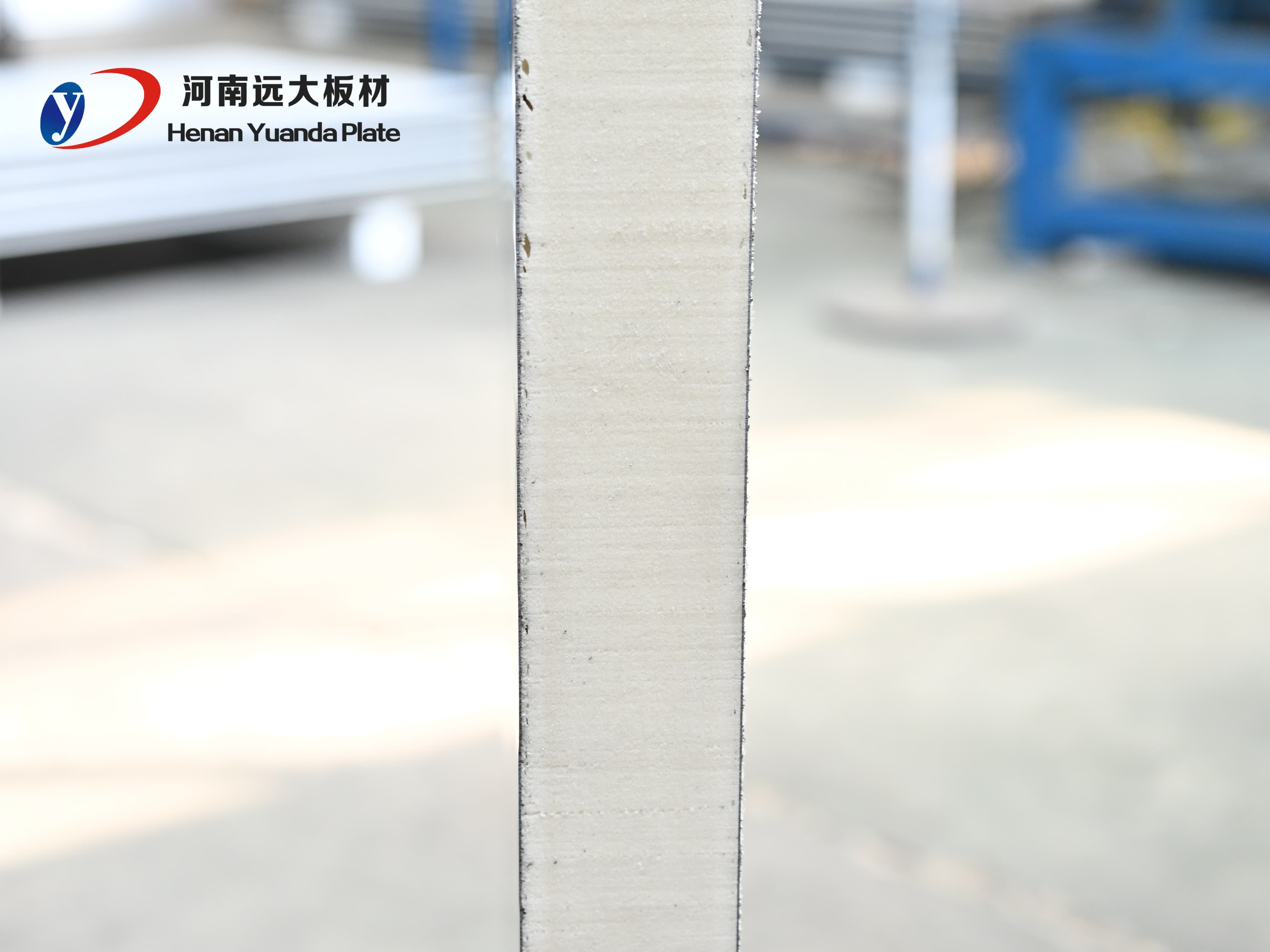 “冷鏈倉(cāng)庫(kù)對(duì)保溫‘零容忍’？聚氨酯夾芯冷庫(kù)板的‘無縫’密封方案正是答案。” 