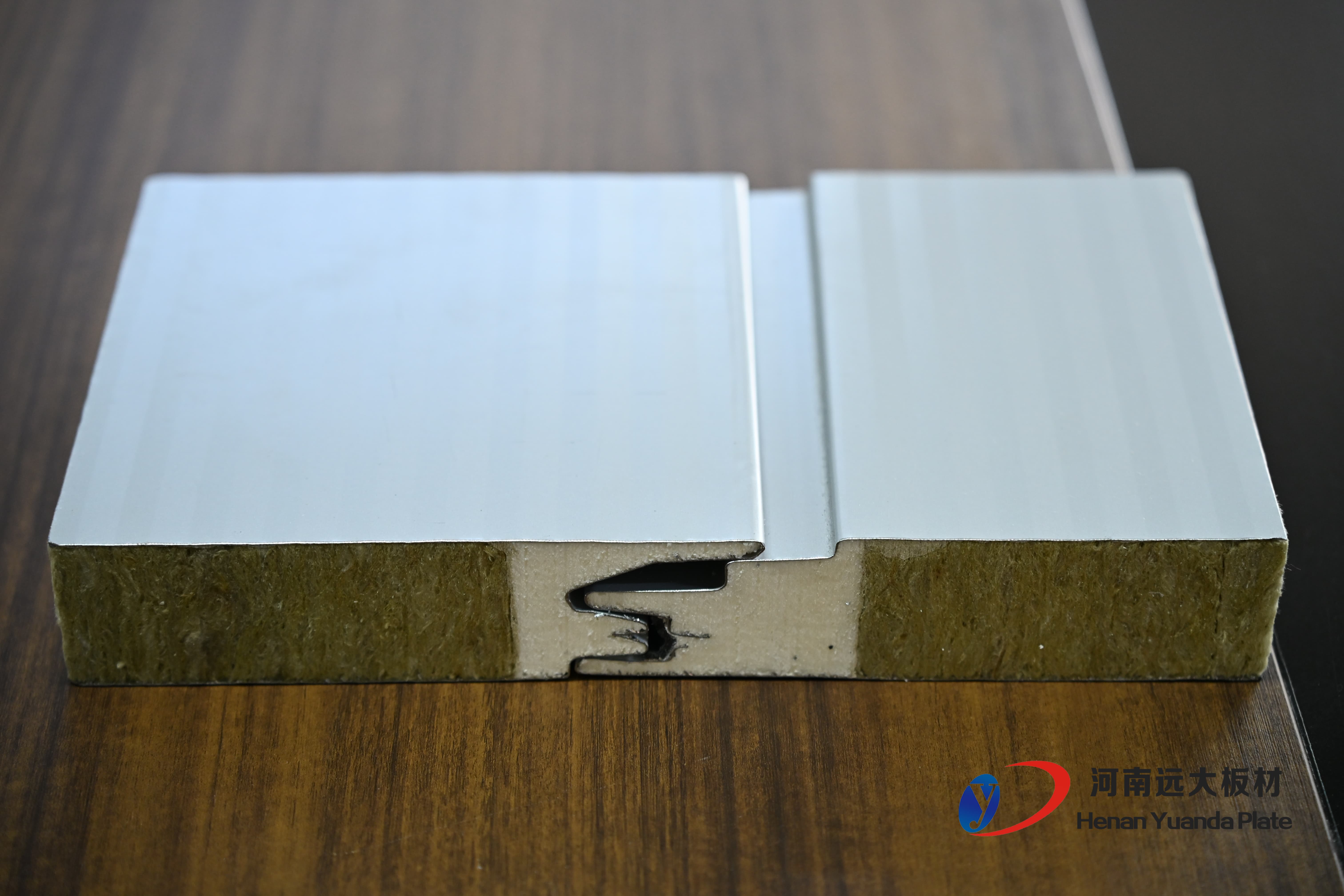 資深工程顧問揭秘：大型項目為何必選聚氨酯封邊巖棉板？(圖1)