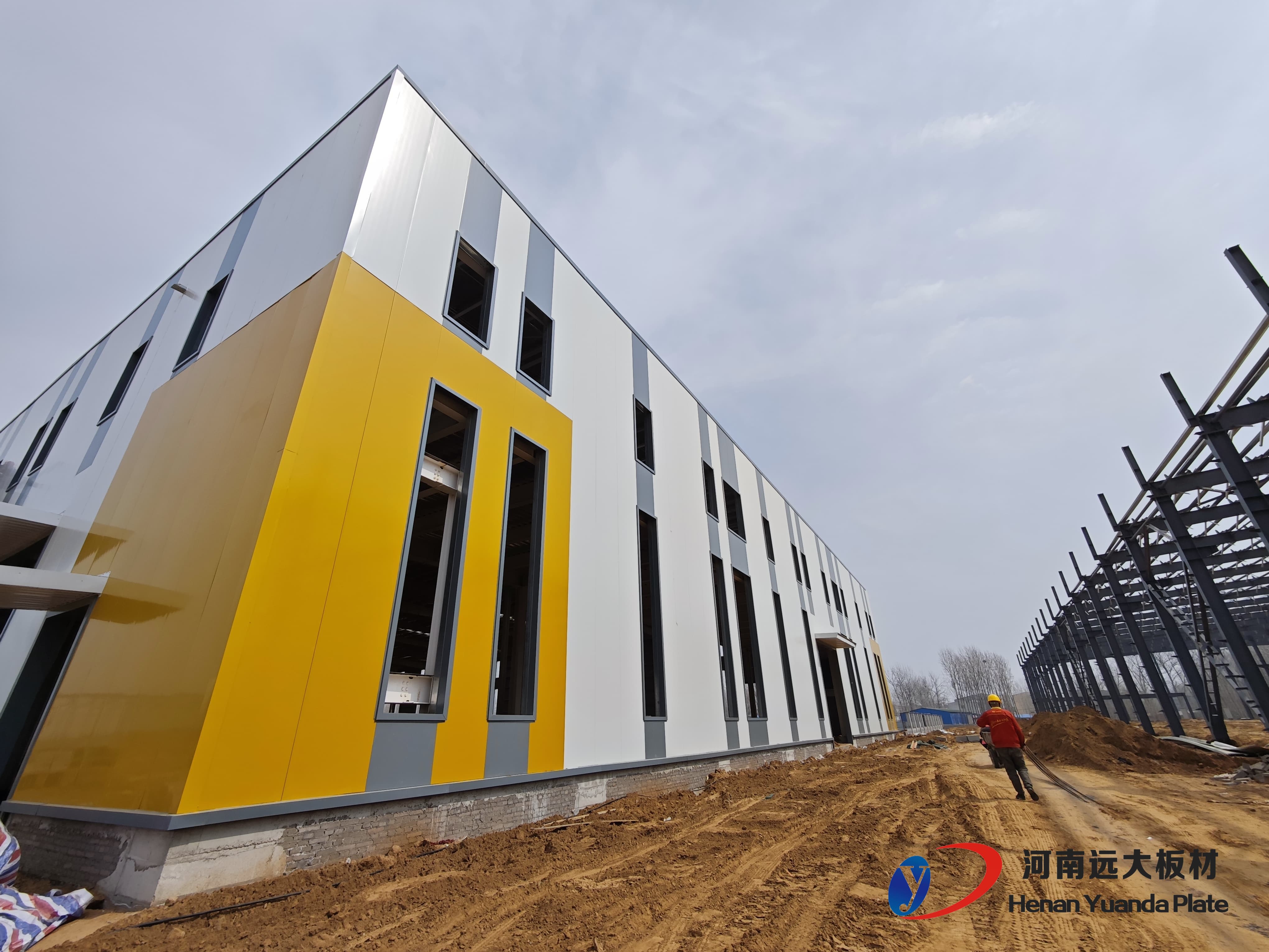 效率與性能的平衡之選：解析聚氨酯夾芯板為何主導工業建筑圍護系統