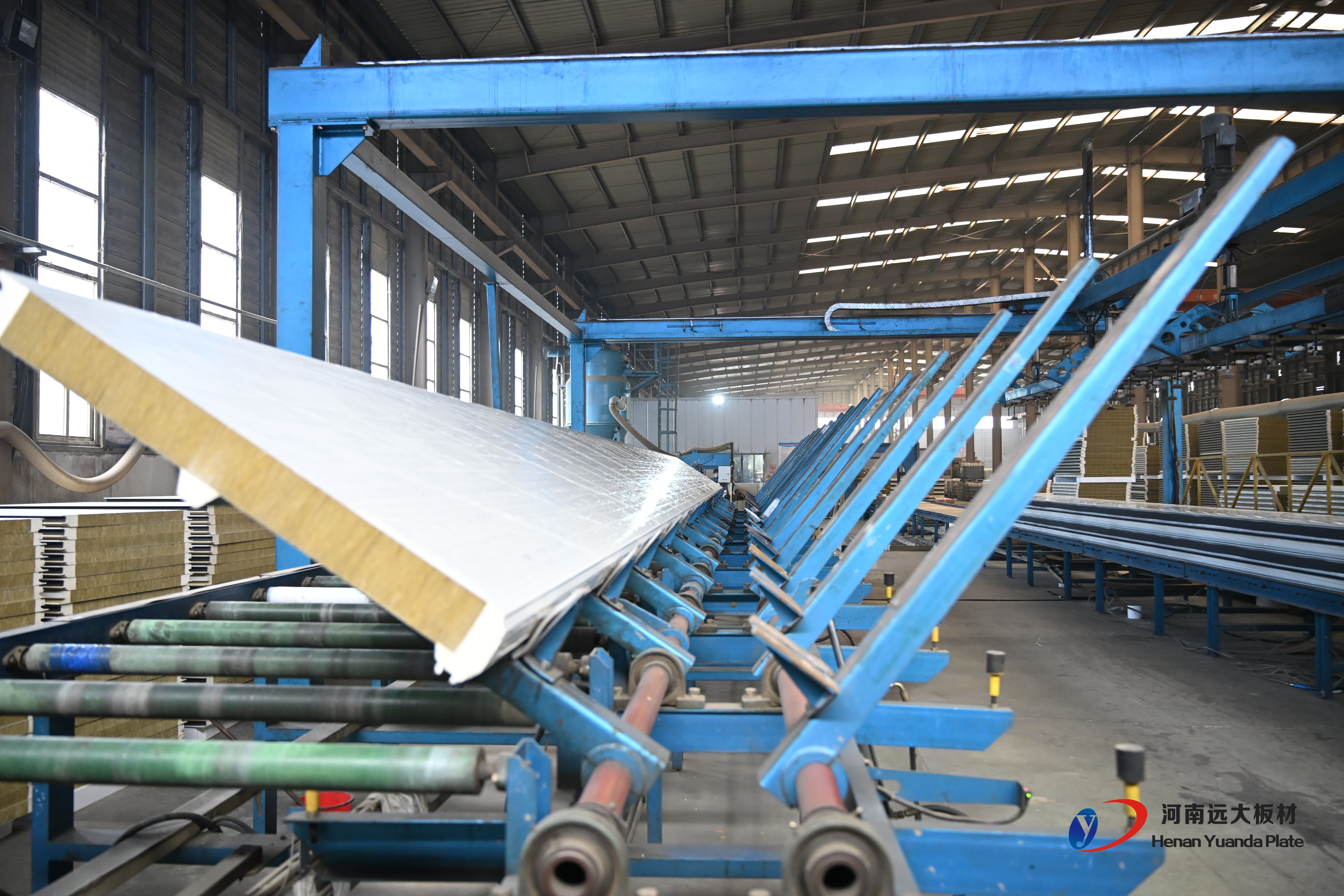 聚氨酯夾芯板技術解析:工業(yè)建筑圍護系統(tǒng)的優(yōu)選方案(圖2) 聚氨酯夾芯板技術解析:工業(yè)建筑圍護系統(tǒng)的優(yōu)選方案(圖2)