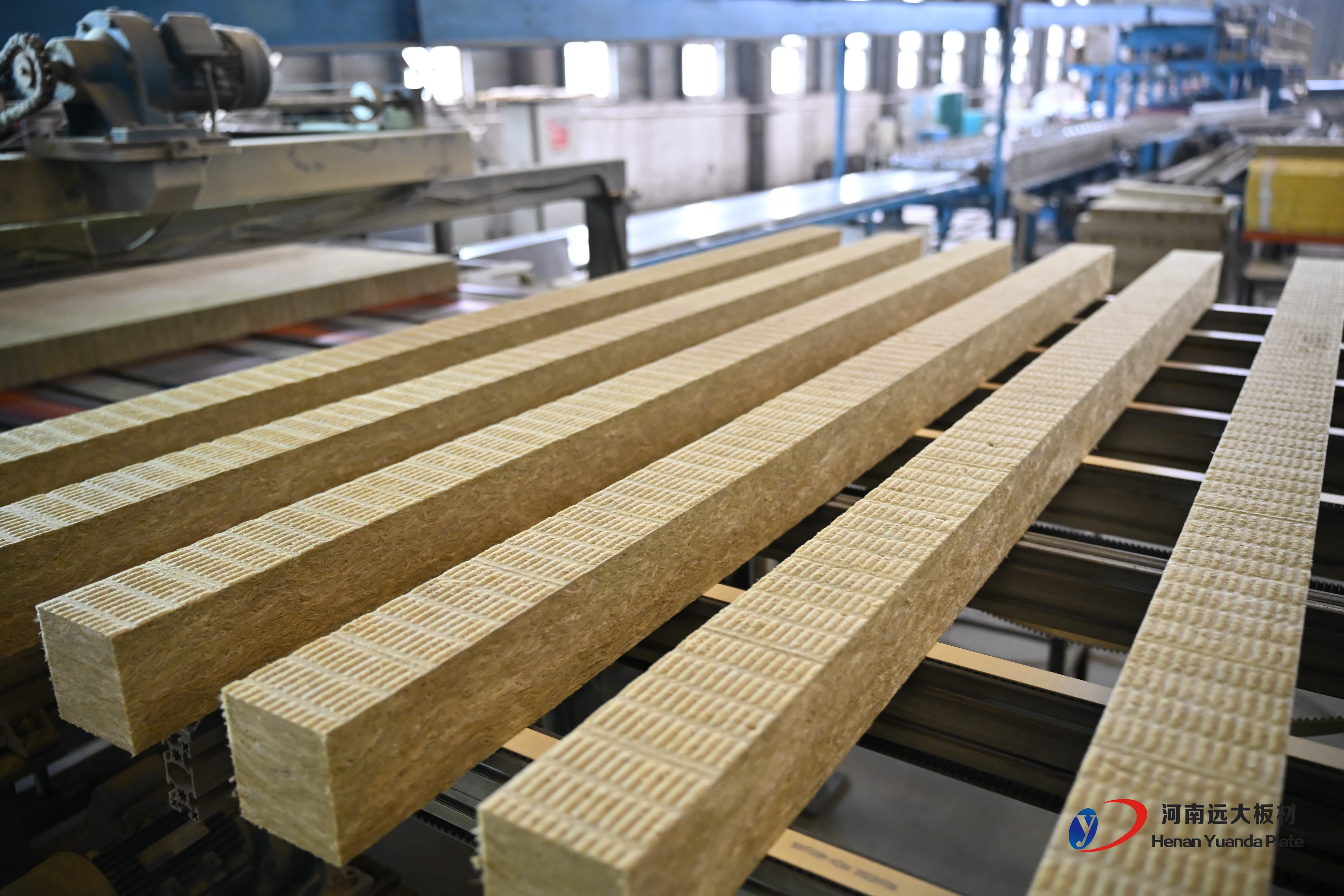 聚氨酯夾芯板技術解析:工業(yè)建筑圍護系統(tǒng)的優(yōu)選方案(圖1) 聚氨酯夾芯板技術解析:工業(yè)建筑圍護系統(tǒng)的優(yōu)選方案(圖1)